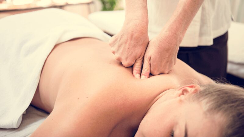 How are Aromatherapy and Deep Tissue Massages Different?