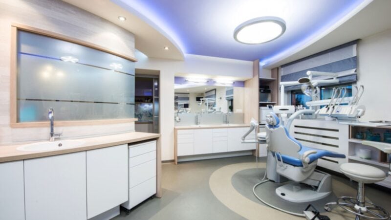 The Pros & Cons of Public & Private Dentists